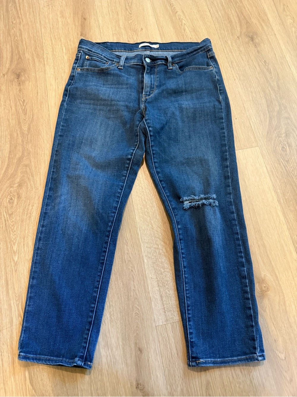 Levi’s Classic Dark Blue Distressed Women’s Jeans adult size 8